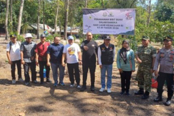 Hari Lahirnya Ke 81 Kejaksaan RI, Kejari Ngawi Giat Tanam Bibit Buah Pohon Produktif di Hutan Ketangga Srigati