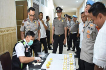 Pastikan Bersih Narkoba, Polres Gresik Gelar Tes Urine Personel