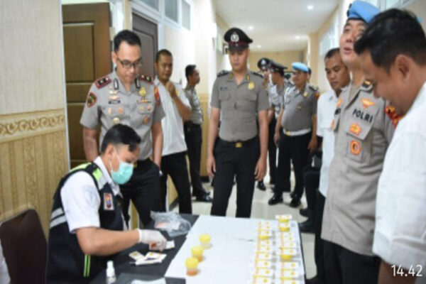 Pastikan Bersih Narkoba, Polres Gresik Gelar Tes Urine Personel